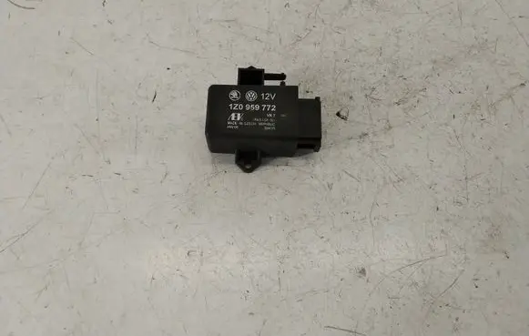Volkswagen PASSAT B6 Seat heating relay 1Z0959772