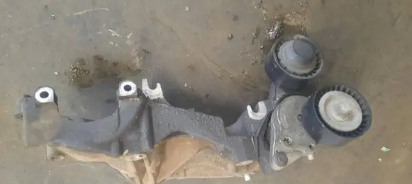 Renault Master III Generator/alternator bracket 117103703R