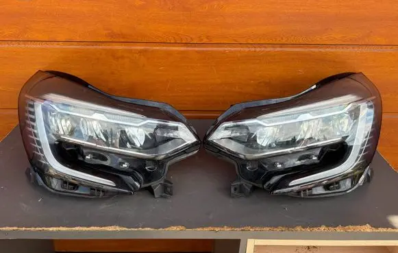 Renault Captur II Headlights/headlamps set 260104525R
