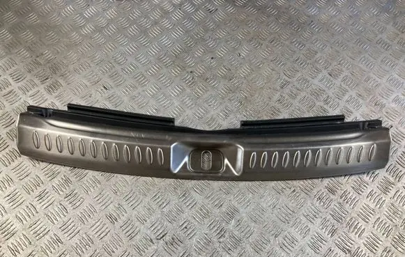 Trunk/boot sill cover protection