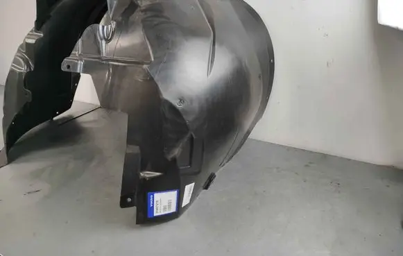 Front wheel arch liner splash guards