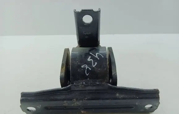 Peugeot 4007 Engine mount bracket 1228
