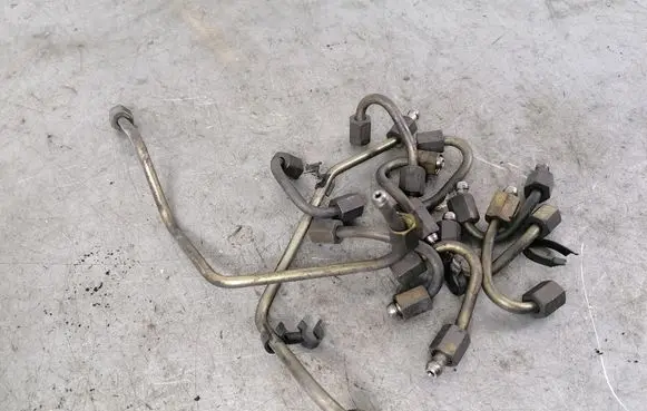 Fuel injector supply line/pipe