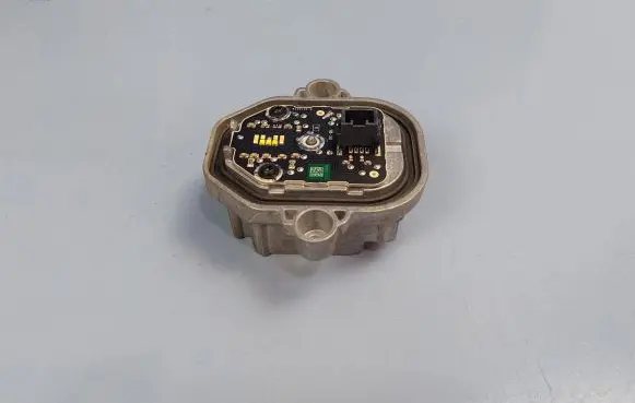 Volvo V90 Cross Country Headlight ballast module Xenon B132122B 32228310