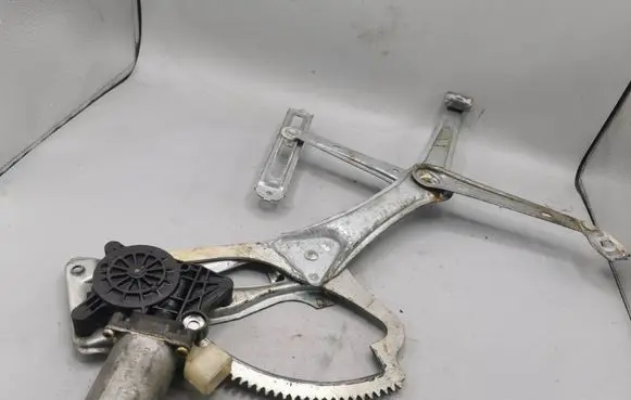 Mercedes-Benz E W210 Front door window regulator with motor 0130821708