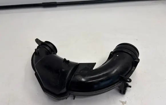 Volvo XC40 Intercooler air channel guide 32222140