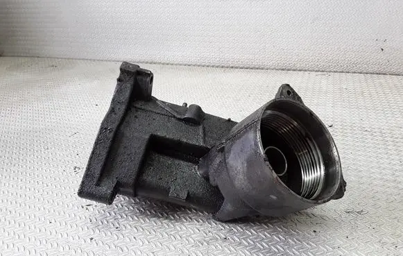 Oil filter mounting bracket