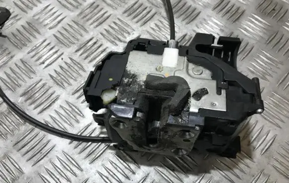 Renault Clio III Rear door lock