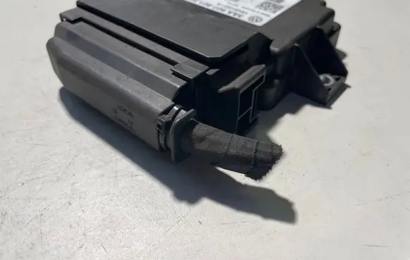Volkswagen PASSAT B7 Hand brake control module 3AA907801H