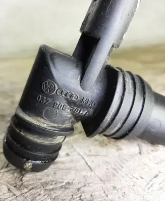 Volkswagen Transporter - Caravelle T5 Breather valve 037906391B