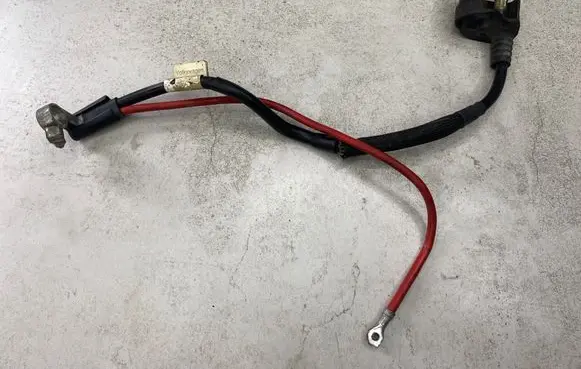 Volkswagen Golf V Positive cable (battery)