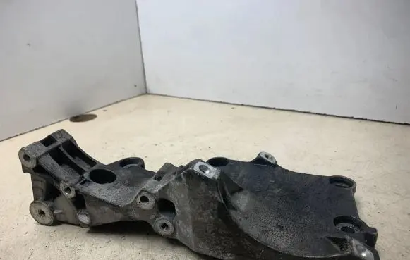 Volkswagen Touran I Engine mounting bracket 03G903143A