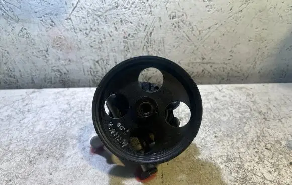 Opel Insignia A Power steering pump 55563320