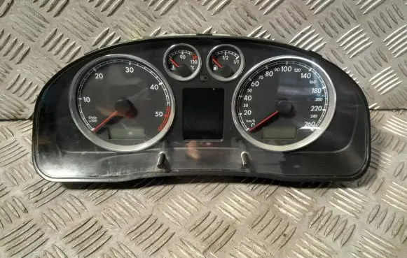 Volkswagen PASSAT B5.5 Speedometer (instrument cluster) 3B0920847E P8200071811
