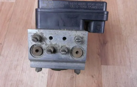 Toyota Land Cruiser (J120) ABS Pump 8954160040 4451060070