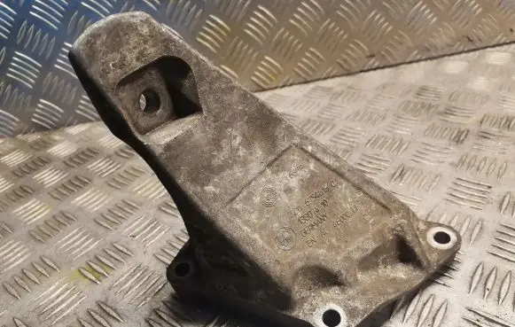 BMW 7 E65 E66 Engine mounting bracket 6754615