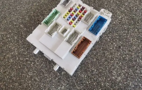 Ford Kuga I Fuse module DV6T14A073FH