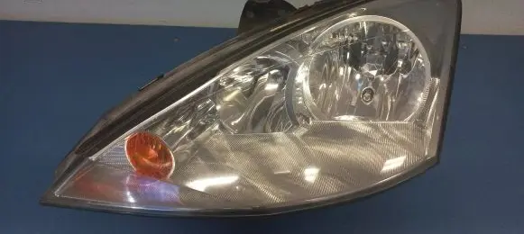 Ford Focus Headlight/headlamp 2M5113W030