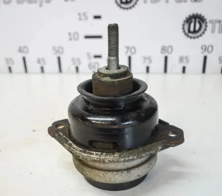 Volkswagen Touareg I Engine mount bracket 7L6199131A
