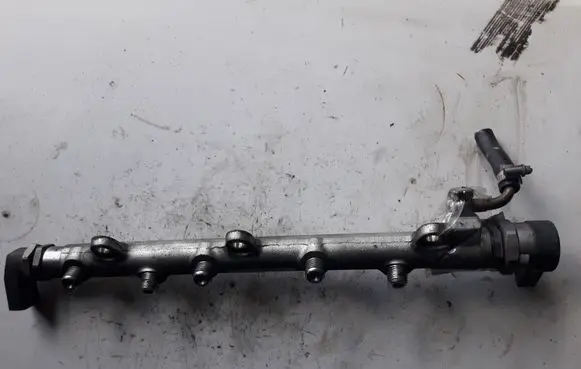 BMW 3 E90 E91 Fuel distributor 0445214030
