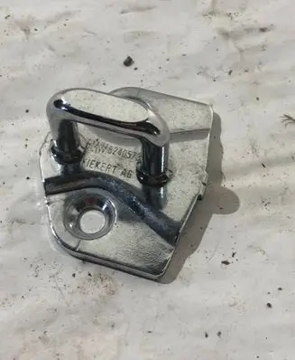 BMW 7 E65 E66 Front door lock loop/hook striker 8240573