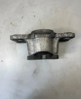Land Rover Freelander 2 - LR2 Engine mount bracket 6G9257M12