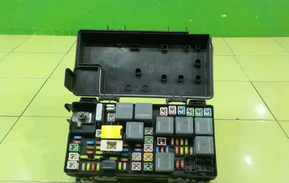 Dodge Journey Fuse box set R62335001 BEZPIECZNIKOW