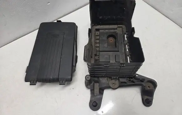Volkswagen PASSAT B6 Battery box tray 1K0915443A
