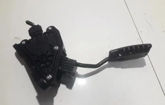 Accelerator throttle pedal