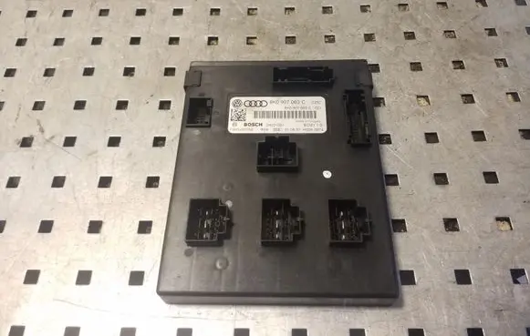 Audi A5 8T 8F Comfort/convenience module 8K0907063C F005V00750 04021001