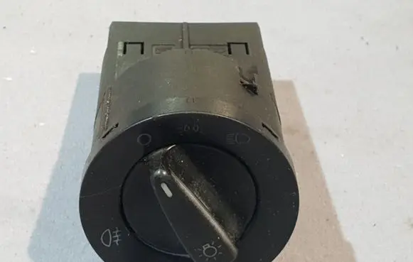 Volkswagen Golf IV Light switch 1C0941531