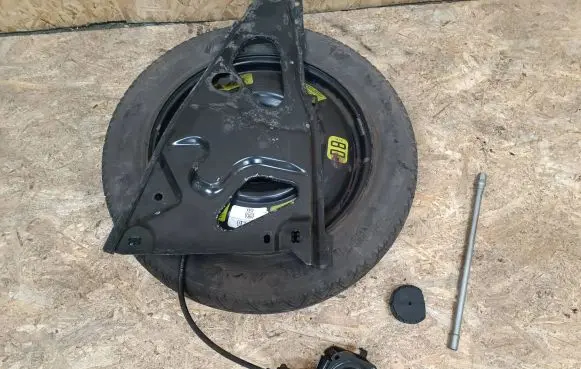 Citroen C4 Grand Picasso Spare wheel mounting bracket 
