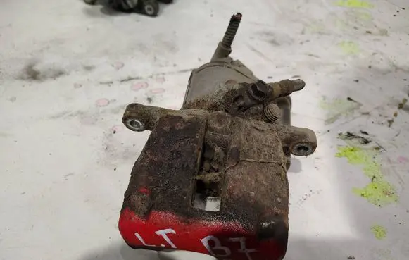 Volkswagen PASSAT B7 Rear brake caliper 