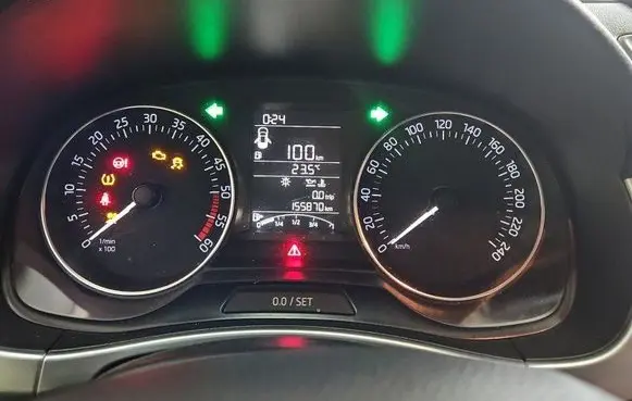 Speedometer (instrument cluster)