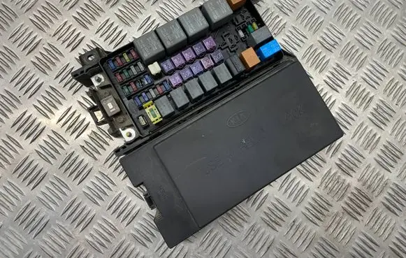 KIA Sorento Fuse box set 911613E010 1007404010 BE0100004050283