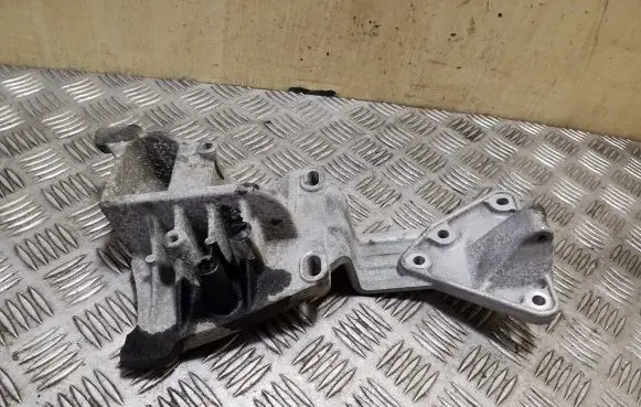 Volvo V40 Generator/alternator bracket 31316826
