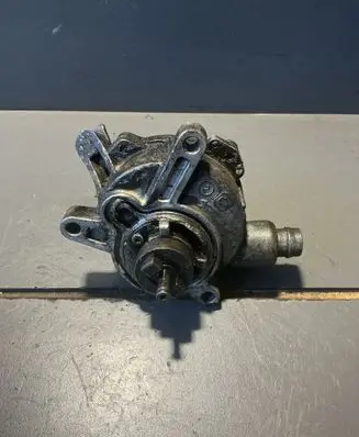 Volvo V70 Vacuum pump 08658230