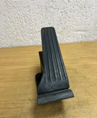 Mercedes-Benz C W204 Accelerator throttle pedal A204300004 F3041
