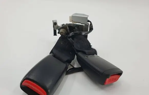 Mazda 3 I Middle seatbelt buckle (rear) 