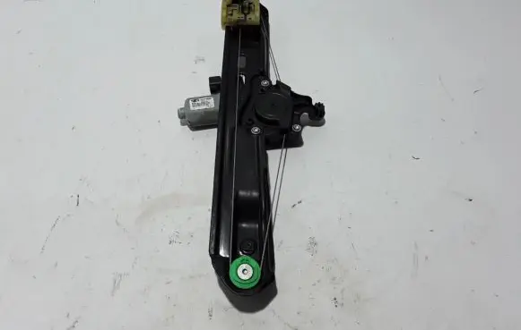 Rear window lifting mechanism without motor