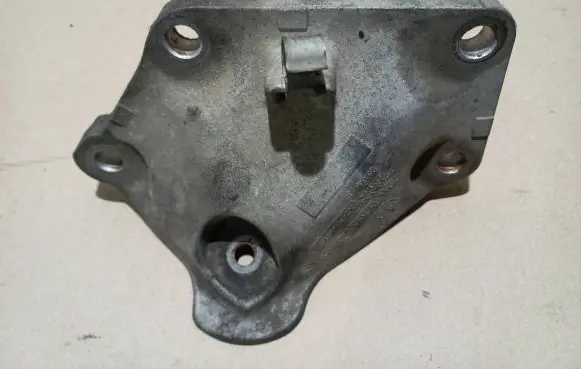 BMW 5 E60 E61 Engine mounting bracket 6768521