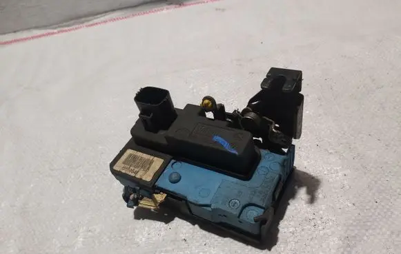Volvo V70 Front door lock 8650546