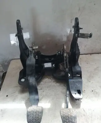 Opel Astra J Pedal assembly 13252183 0000358
