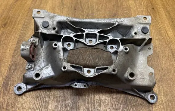 Gearbox mounting bracket