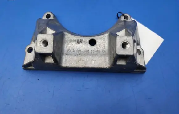 Mercedes-Benz CLS C218 X218 Gearbox mounting bracket A2052420340 481503697