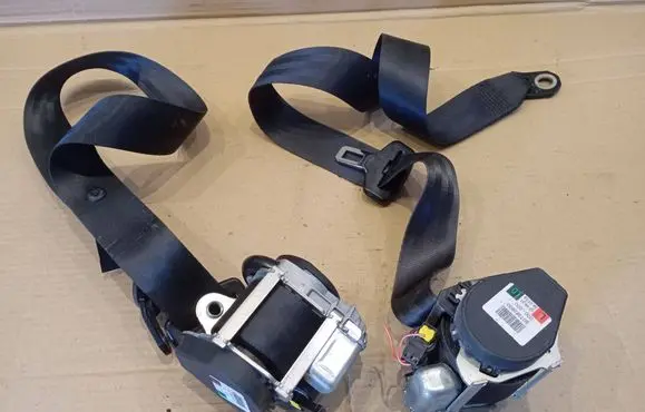Mitsubishi Colt Front seatbelt 607382900 607382700