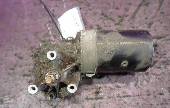 Volkswagen PASSAT B4 Wiper motor 0390241132