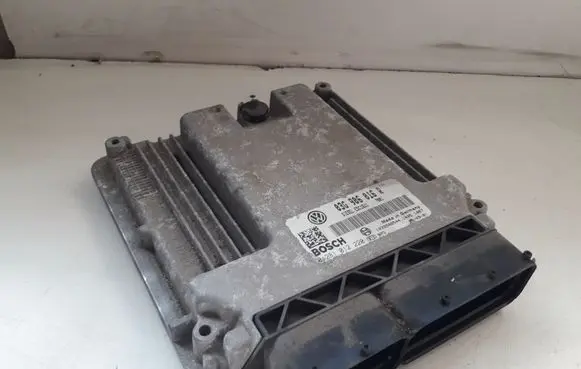 Volkswagen Golf V Engine control unit/module 0281012220