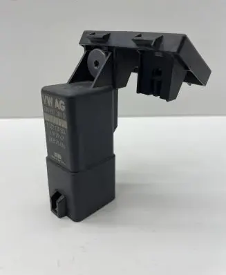 Volkswagen Jetta V Glow plug pre-heat relay 038907281D