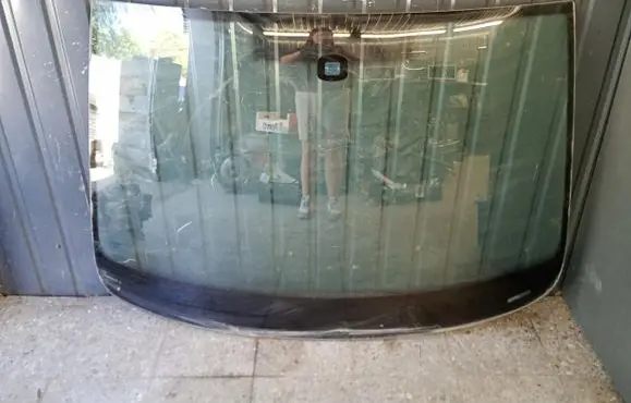 Volkswagen Touran I Front windscreen/windshield window 